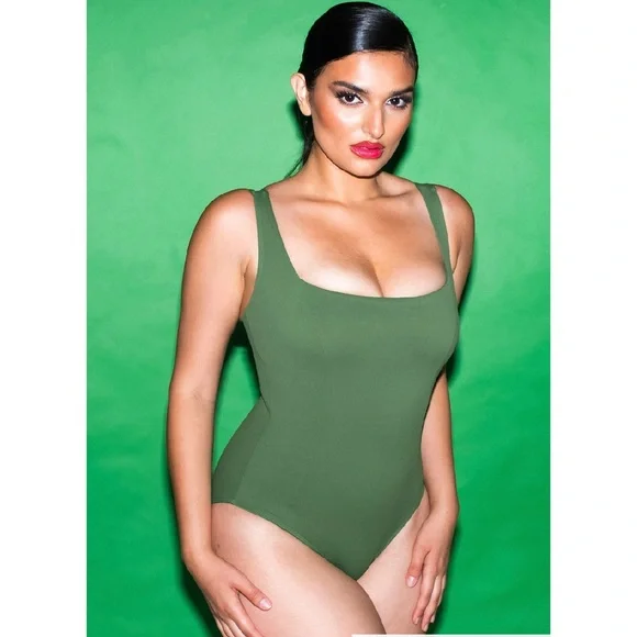 Classic Green One Piece Swimsuit with Square Neckline - Picture 3 of 8
